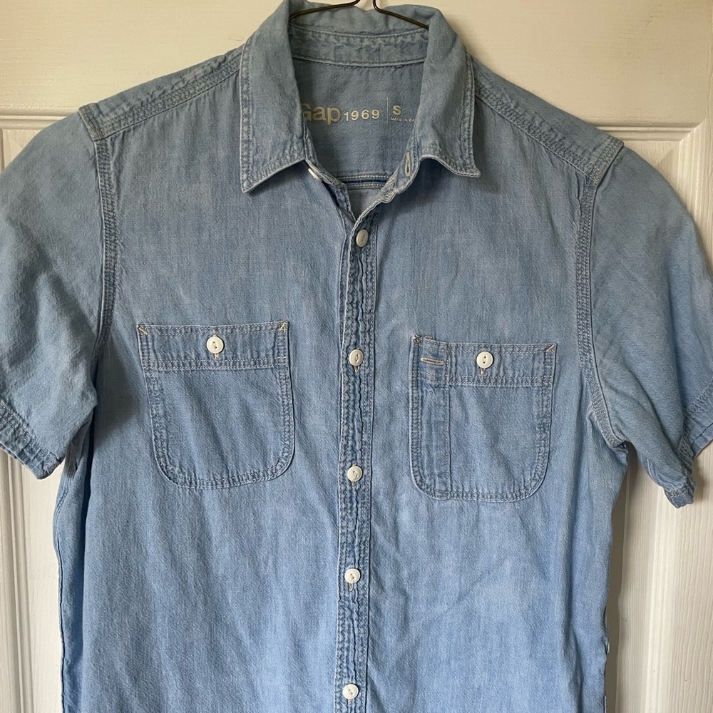 Denim men’s short sleeve shirt. Gap brand, perfect condition.